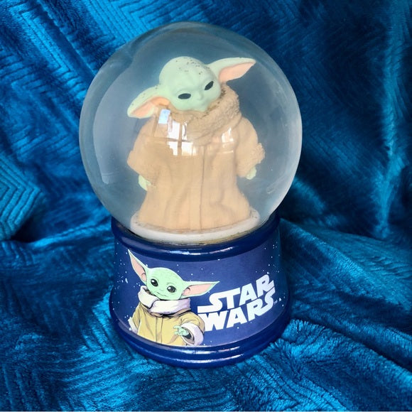 Disney Pixar Star Wars Mandalorian The Child Grogu Light Up Water Globe