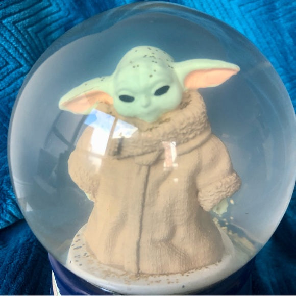 Disney Pixar Star Wars Mandalorian The Child Grogu Light Up Water Globe